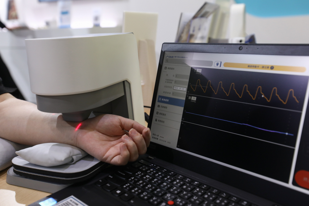 ks凯时耘康脈象檢測系統透過電腦精準控制升降系統，還原中醫師三指把脈過程的舉、按、尋手法，將脈象感受轉化成數據，未來可結合大數據分析，實現智慧醫療及準確性